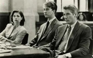 صحنه‌ای از فیلم Primal Fear 1996 با بازی ریچارد گیر و ادوارد نورتون در دادگاه